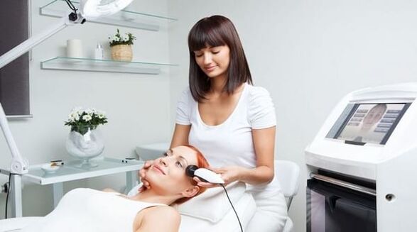 A specialist conducts a skin rejuvenation session with the device